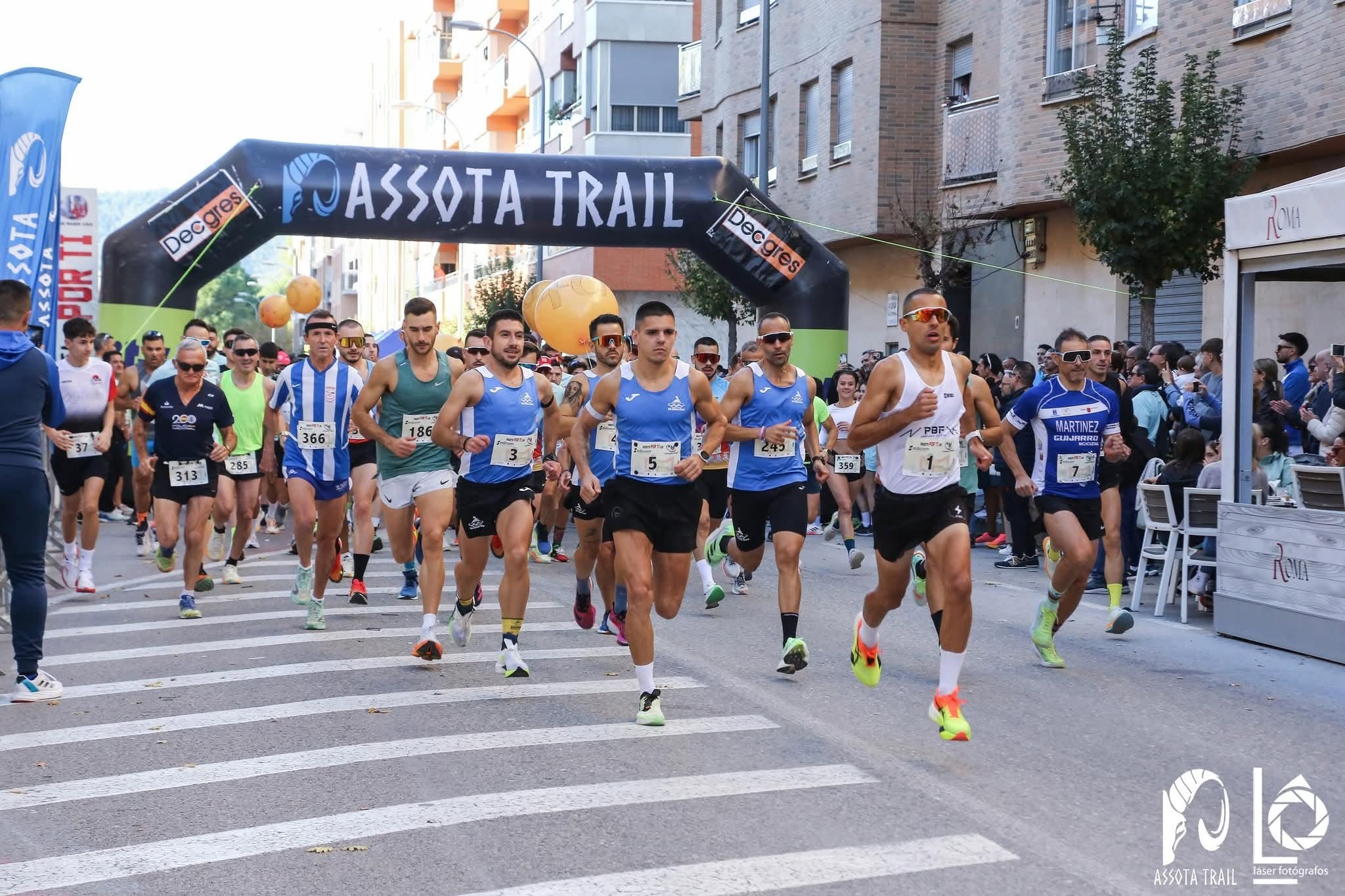 Corredores tomando la salida en una carrera de Assota por las calles de Caravaca de la Cruz